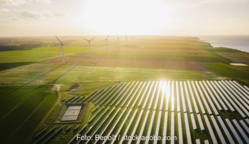 Windenergieanlagen und eine Photovoltaik-Freiflächenanlage, der Ausbau der Photovoltaik in Brandenburg in 2025 stockt, Wind kommt voran.