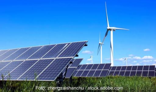 Photovoltaik-Module und Windenergieanlagen, das BMWE will mit dem Netzpaket den Ausbau der erneuerbaren Energien ausbremsen.
