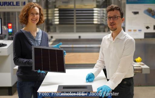 Photovoltaik-Forscher:innen Dr. Laura Stevens und Leonhard Böck von Fraunhofer ISE mit den Solarpanels mit Rekordwirkungsgrad.