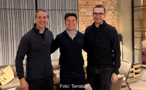 Im Bild Firmenvertreter von Terralayr und Big Battery Deutschland, mit der Übernahme soll der wachsende Bedarf für Batterie-Großspeicher in Deutschland gedeckt werden.