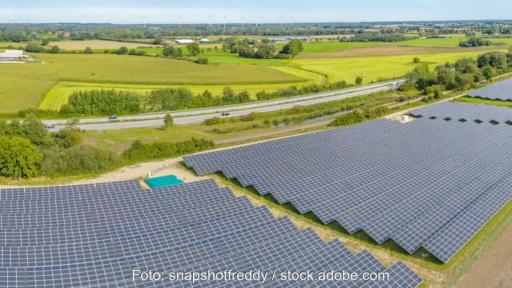 Luftbild von einem Solarkraftwerk an einer Autobahn, der LEE NDS/HB fordert bessere Rahmenbedingungen für den Ausbau der Freiflächen-Photovoltaik in Niedersachsen.
