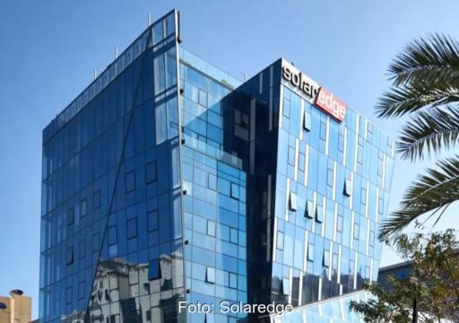 Ein futuristisches Gebäude, Firmensitz von Solaredge, der Photovoltaik-Wechselrichter-Hersteller hat die Zahlen für das Geschäftsjahr 2025 vorgelegt.
