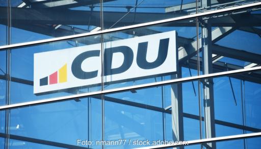 Schriftzug CDU an Glasfassade, die Klima- und Energiepolitik der CDU steht in der Kritik.