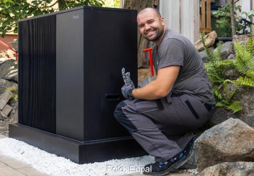 Ein Installateur mit Wärmepumpe, Enpal bietet Stadtwerken eine Kooperation bei Wärmepumpen-Installationen an.