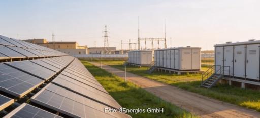 Photovoltaik-Module und Batteriespeicher, Co-Location von Batteriespeichern sichert Rentabilität des Solarparks.