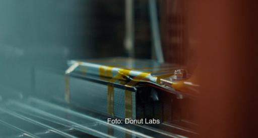 Im Bild die Zelle einer Donut Batterie auf dem Prüfstand, die Festkörperbatterie soll sehr schnelle laden ermöglichen.