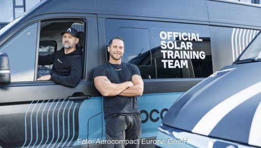 Die beiden PV-Trainer Roman Hubmann und Aleš Gorčák mit einem Lieferwagen von Aerocompact.
