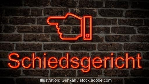 Die Aufschrift Schiedsgericht an einer Wand, die Clearingstelle EEG|KWKG hat den Anspruch auf einen Photovoltaik-Netzanschluss behandelt.