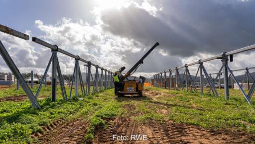 Ein Solarpark im Bau, RWE baut 235 Megawatt Windenergie- und Photovoltaik-Projekte in Italien.