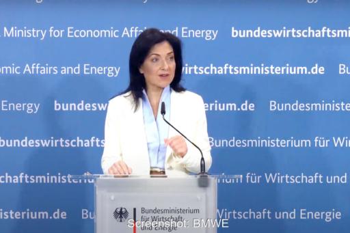 Katerina Reiche bei einem Pressestatement