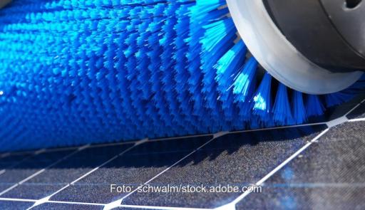 Eine blaue Bürste reinigt Solarmodule, Solarreinigungsspezialist Sun-X ist im Insolvenzverfahren.