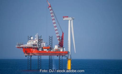 Eine Windenergieanlage im Meer wird gebaut, Deutschland hat 10 GW Offshore-Windkraftleistung in Betrieb.