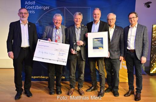 Menschen in Reihe mit dem Preisträger vom Adolf-Goetzberger-Preis 2026 Ulrich Leibfried in der Mitte.