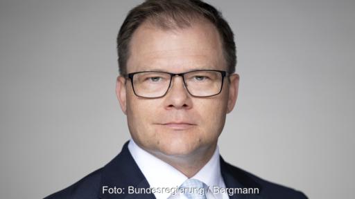 Im Bild Bundesumweltminister Carsten Schneider, der die Novelle des EU-Klimaschutzgesetzes kommentiert.