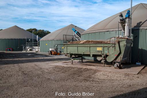 Drei grüne Fermenter bzw. Nachgärbehälter einer Biogasanlage