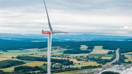 Im Bild eine Windenergieanlage in Hügellandschaft, die Änderung der Anleihebedingungen soll die Sanierung des Photovoltaik- und Windenergie-Projektierers Abo Energy ermöglichen.