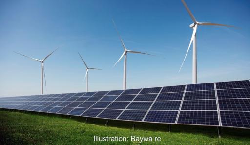 Photovoltaik-Module vor Windenergieanlagen, Projektentwickler Baywa re hat die Planungen für die Restrukturierung aktualisiert.