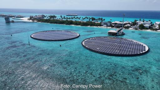 Zwei runde Floating-PV-Anlagen an einer Hotelanlage auf einer Pazifik-Insel, die Solarstrom für Elektroboote produziert.