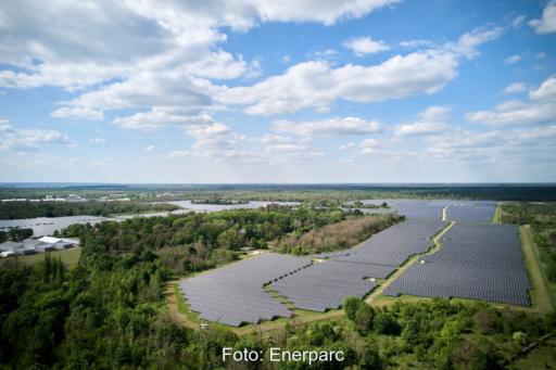 Ein Freiflächensolarpark in grüner Unmgebung in Sachsen.