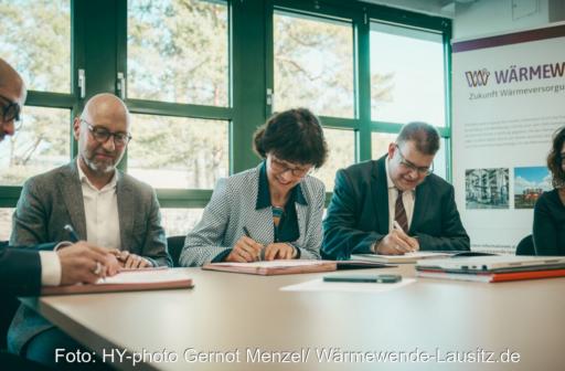 Drei Vertreter von Stadtwerken und Konsortium unterzeichnen einen Vertrag zur Umsetzung der kommunalen Wärmewende.
