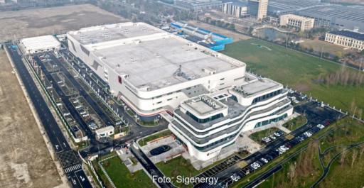 Luftbild einer großflächigen Speicher- und Wechselrichterproduktion in China.