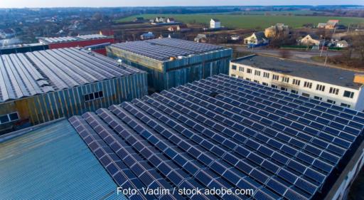 Luftbiild zeigt Gewerbehallendächer mit Photovoltaikmodulen.