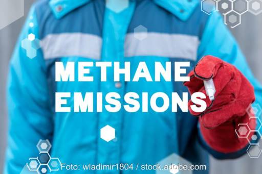 Ein männlicher Oberkörper in einer blau-grauen Schutzjacke mit Arbeitshandschuh. Darüber die Texteinfügung Methane Emissions.