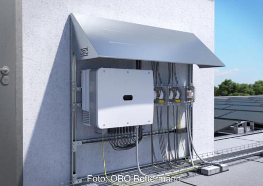 Ein Rahmensystem für Wechselrichter zur Installation an der Wand neben einer PV-Dachanlage.