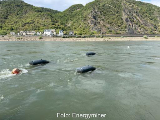 Künstliche Fische zur Stromerzeugung im Rhein bei St. Goar.