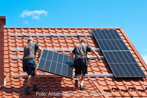 Montage einer Photovoltaikanlage auf einem Eigenheim.