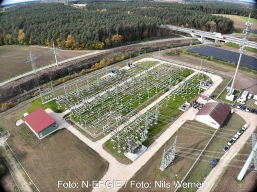 Luftbild zeigt Umspannwerk von N-Ergie bei Ansbach im Bau.