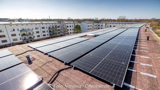 Im Bild die Photovoltaik-Mieterstrom-Anlage der Vonovia auf den Dächern der unter Denkmalschutz stehenden Gebäude in Magdeburg-Cracau.