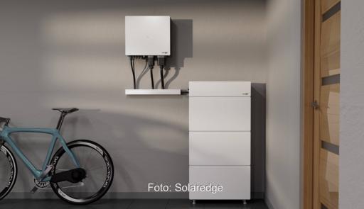 Das dreiphasige Photovoltaik-Batteriespeichersystem Nexis mit Ersatzstromfunktion von Solaredge in einer Fahrrad-Garage.