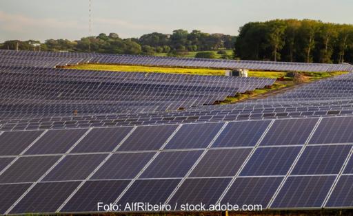 Solarmodule soweit das Auge reicht, Goldbeck Solar Polska baut den größten Photovoltaik-Solarpark Europas.