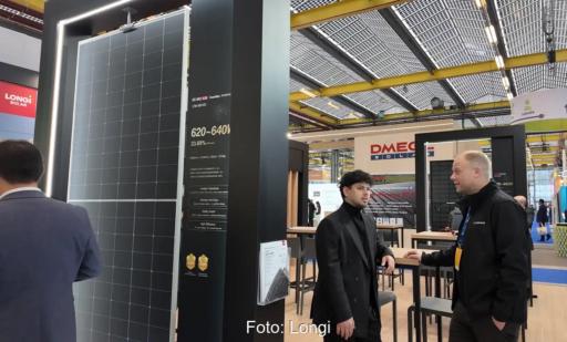 Messestand von Longi auf der Solar Solutions Amsterdam 2026 mit dem Solarmodul Hi-MO X10 Guardian Anti-Glare Pro mit Blendschutz-Eigenschaften.