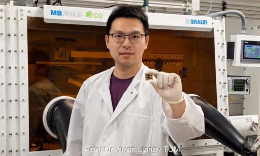TUM-Forscher Dr. Kun Sun hält eine der Perowskit-Solarzellen, die gegenüber Temperaturschwankungen Stabilität zeigen soll.