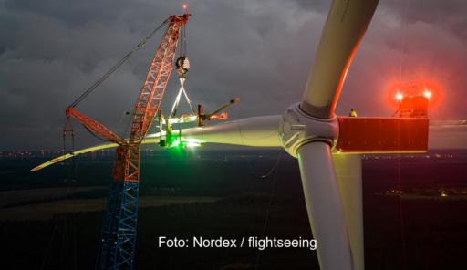 Schweißarbeiten bei Nacht am Rotorblatt, der erste Windpark mit den Nordex-Anlagentyp N175 auf Hybridtürmen geht ans Netz.