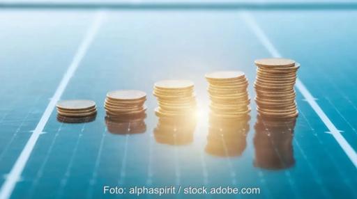 Geldmünzen auf Photovoltaik-Modulen, die Bundesnetzagentur hat die Ergebnisse der aktuellen EEG-Ausschreibung für Windenergie an Land und Solaranlagen auf Gebäuden und Lärmschutzwänden veröffentlicht.