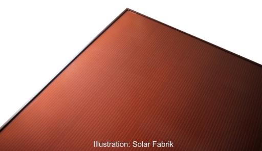 Ziegelrote Solarmodule der Solarfabrik für Photovoltaik-Anlagen auf denkmalgeschützten Gebäuden.