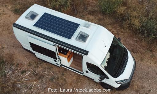 Ein Camper mit Photovoltaik-Modulen auf dem Dach, Reichelt Elektronik bietet Batteriespeicher von Litime an.