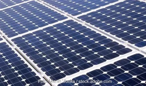 Eine Fläche von Solarmodulen, weltweit wurden laut der Renewable Capacity Statistics 2026 von Irena im Jahr 2025 510 Gigawatt Photovoltaik neu installiert.