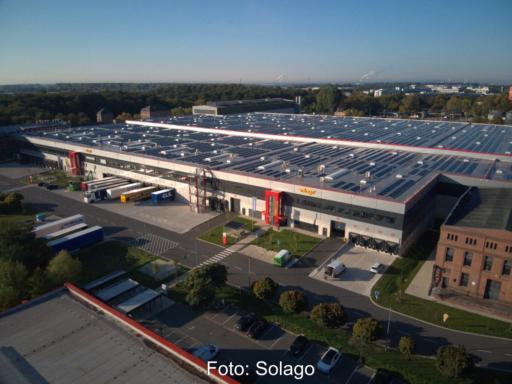 Gewerbeimmobilie mit Photovoltaikdach.