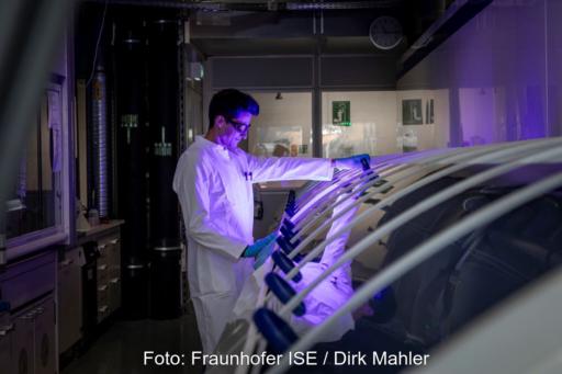 Wissenschaftler an einer Galvanikanlage zur Metallisierung von Solarzellen.