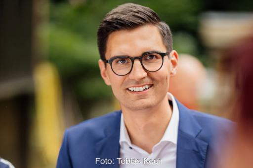 Portraitfoto von Sepp Müller outdoor.