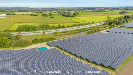 Im Bild ein Solarpark, Mecklenburg-Vorpommern erweitert die Zielabweichungsverfahren für Photovoltaik-Freiflächenanlagen.