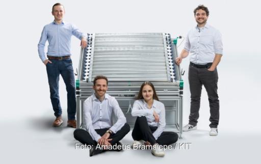 Das Team Photreon mit dem Ein-Quadratmeter-Prototyp des Photoreaktorpaneels, solarer Wasserstoff lässt sich damit direkt mit Photokatalyse ohne Strom erzeugen.