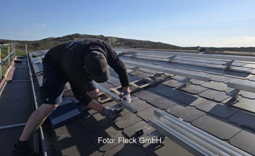 Im Bild die Montage der Solar-Trägerpfannen von Fleck für die Photovoltaik-Anlage für die Akademie am Meer auf Sylt.