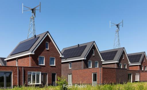 Im Bild Häuser mit Photovoltaik und vertikalen Kleinwindkraft-Anlagen.