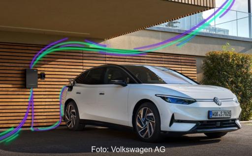 Ein E-Auto von Volkswagen an der Wallbox, bunte Streifen symbolisieren den Energiefluss zwischen Fahrzeug und Stromnetz im Rahmen von Vehicle-to-Grid.