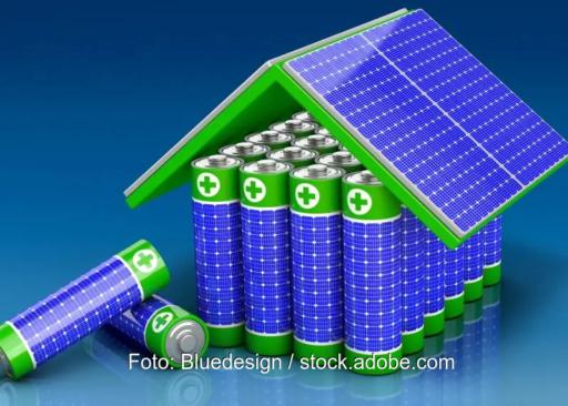 Eine Grafik zeigt Solarmodule als Dach über Batterien, die mit Solarzellen ummantelt sind, Voltvera sieht vier Hebel für die Wirtschaftlichkeit der Batteriespeicher in der Industrie.